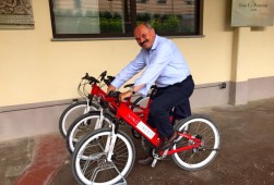 Oscar Farinetti su bici ecologica Vino Libero
