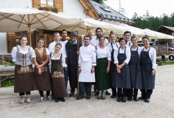 Foto di gruppo. Al centro Massimo Bottura