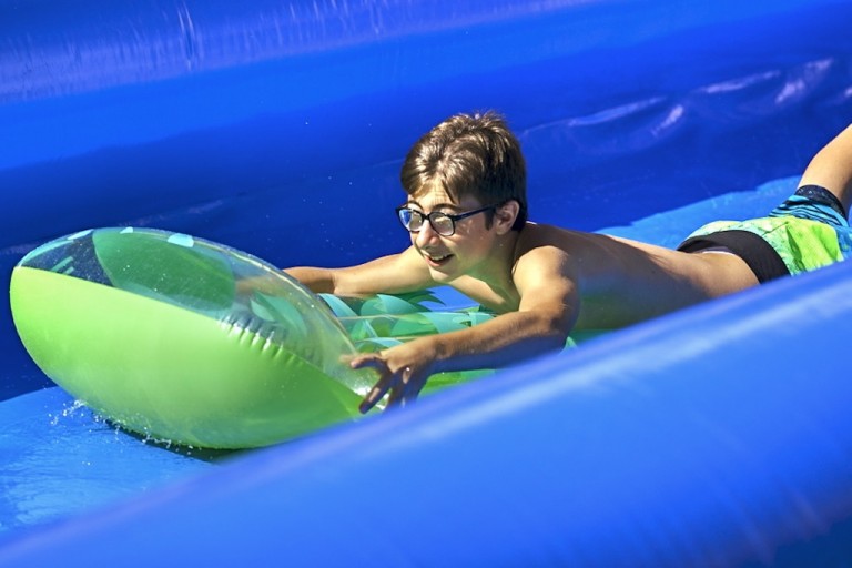 Estate 2016, tornano gli scivoli d’acqua nei centri città d’Italia.