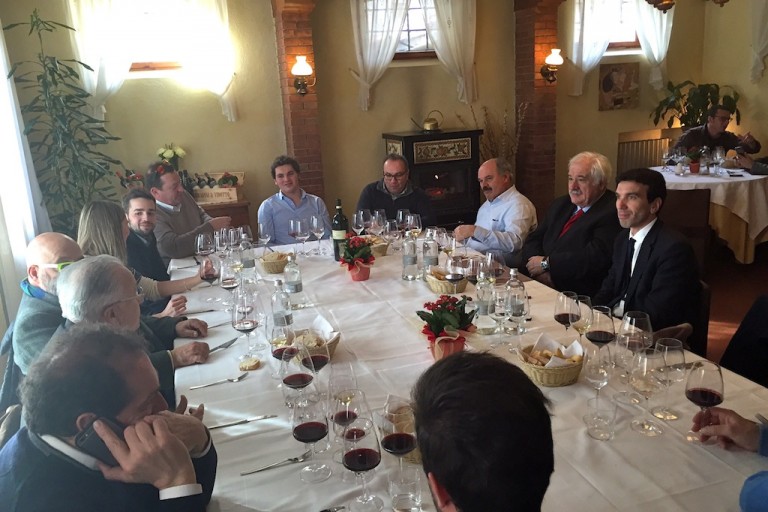 Vino, pranzo con i grandi esperti italiani a confronto.