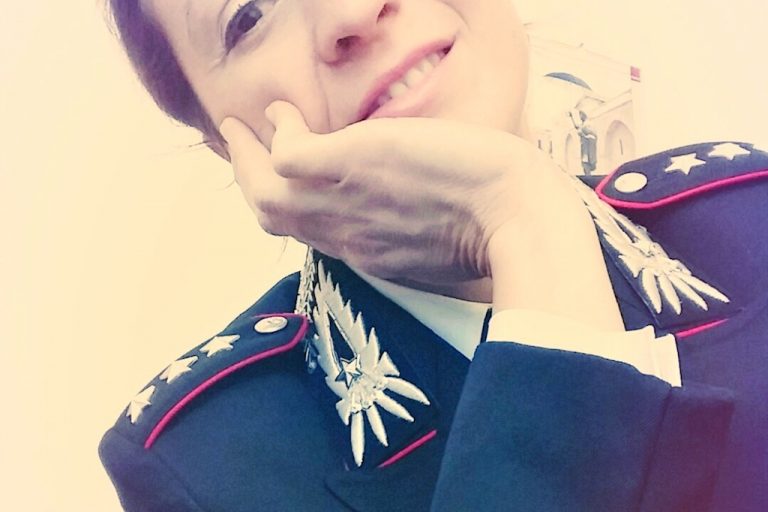 La Madonna che piange, comedy di una “scrittrice in divisa”.