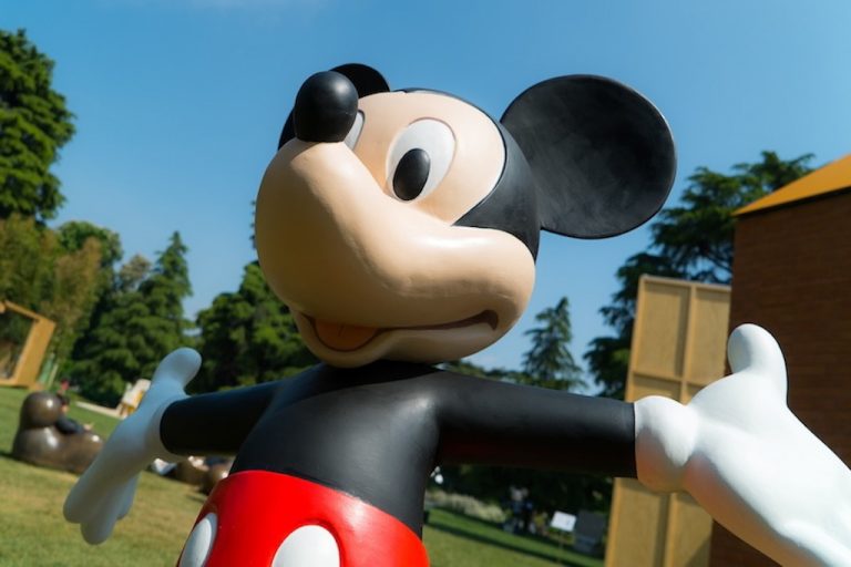 Topolino in giro per l’Italia per aiutare i bambini in ospedale.