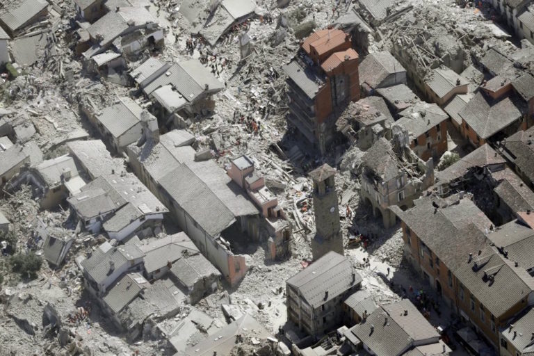Terremoto Centro Italia, magnitudo 6.0 tra Marche e Lazio.