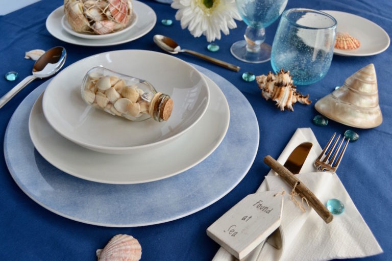 Il mare a tavola. Conchiglie, reti da pesca e molto altro.