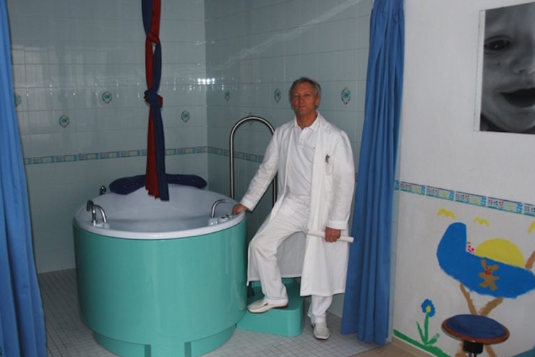 Albin Thoeni, il papà del parto in acqua, oggi è Sommelier.