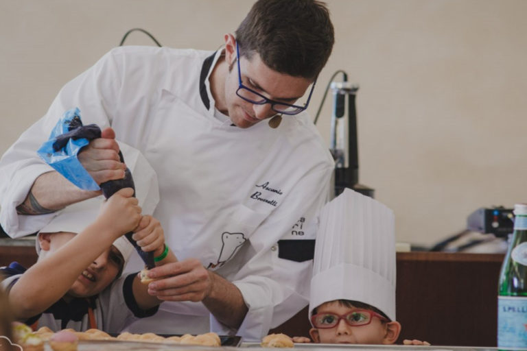 Bambini in cucina con gli chef stellati a “Cuochi per un giorno”.