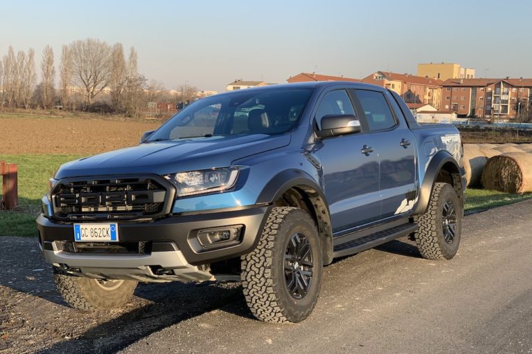 La potenza motrice della Ford Ranger Raptor in Valtellina.