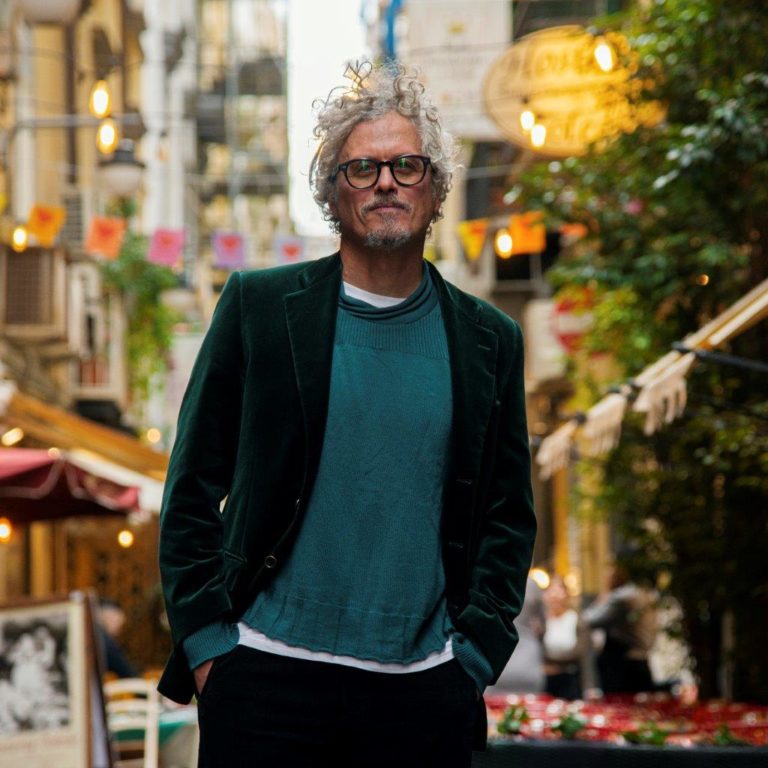 Niccolò Fabi sorprende i fan con un video live unplugged inedito e annuncia il tour teatrale “Meno per Meno”