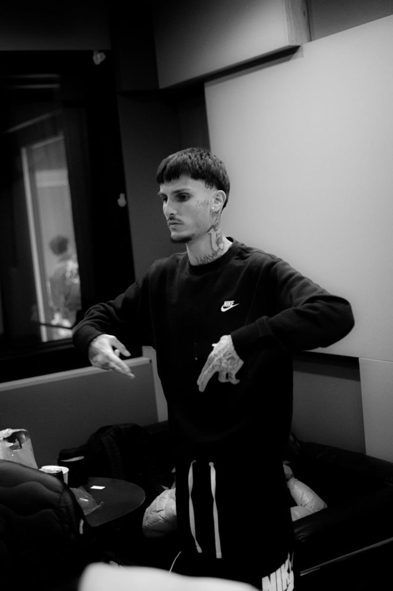 UZI LVKE Respira Musica: Il Rapper Romano Lancia ‘Non Passa l’Aria’ al Concerto del Primo Maggio