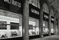 Vetrine-Galtrucco-sotto-portici-meridionali-piazza-Duomo-Milano-1949 Credit Villani e Figli, Bologna