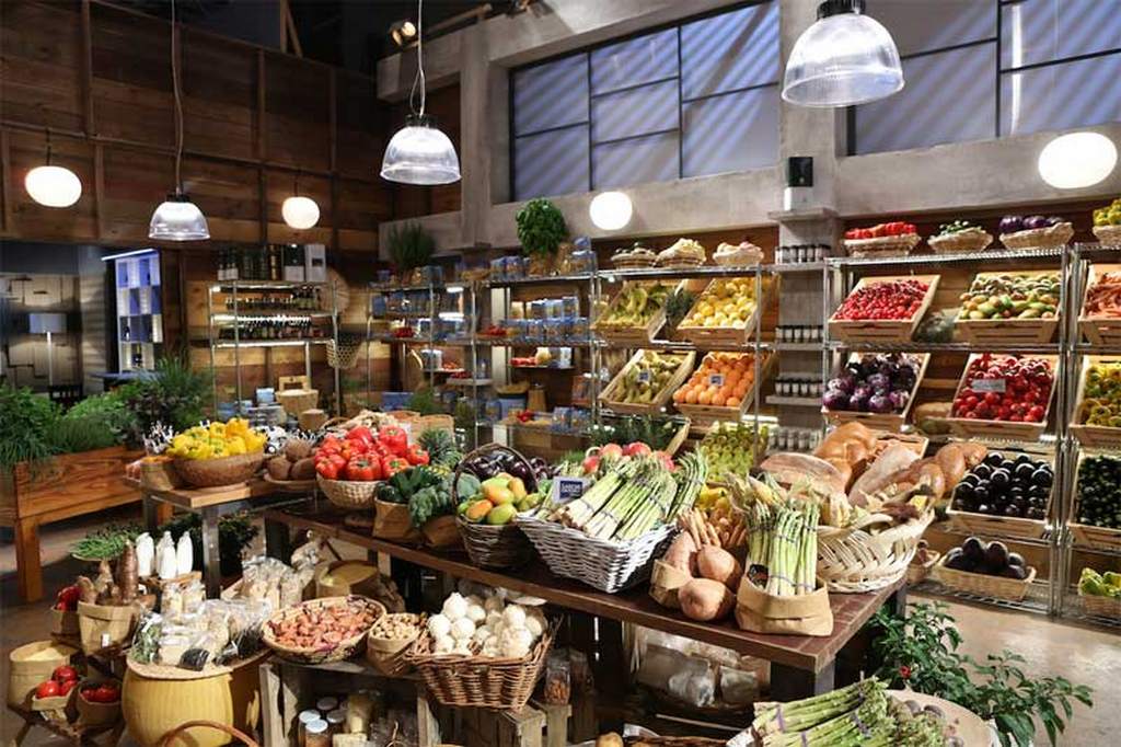 La dispensa di Masterchef. Sullo sfondo il frigo vetrina dove sarà presente il latte Soligo