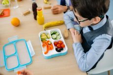 Bambini in mensa scolastica