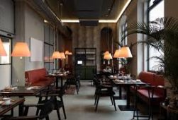 Interno sala del ristorante Sine 