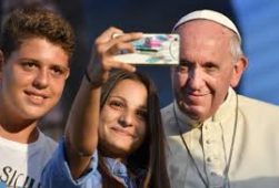 Papa Francesco e i selfie coi ragazzi