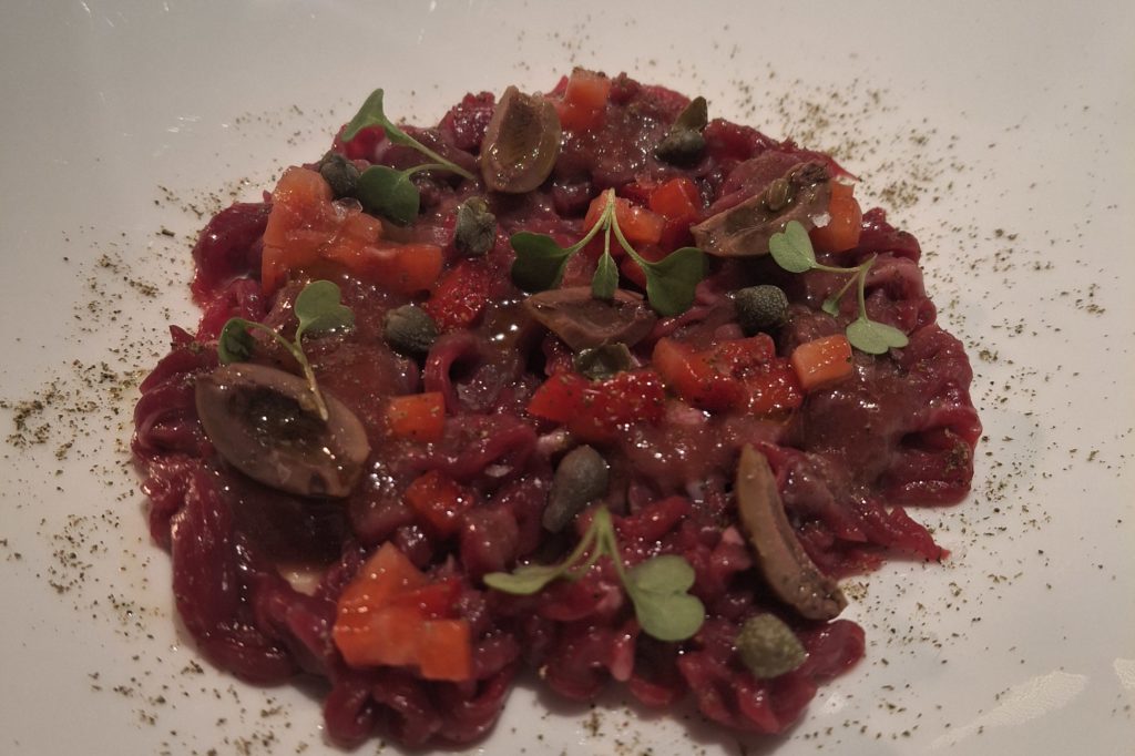 Pizzaiola: straccetti crudi di diaframma di manzo, fragole, origano, capperi, olive