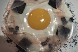 Uovo " carbonara" : spuma di pecorino, guanciale trasparente, cubetti di pane al carbone
