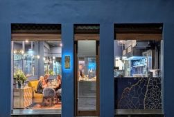 L'ingresso di Raw Restaurant su Corso Porta Romana