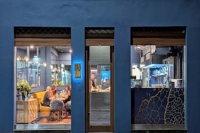 L'ingresso di Raw Restaurant su Corso Porta Romana