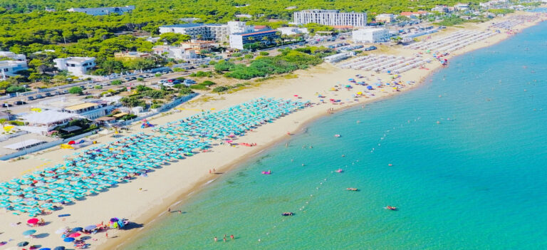Castellaneta, dove il silenzio sa di mare e di storia
