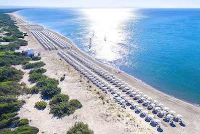 Una delle lunghe spiagge bianche di Castellaneta, in provincia di Taranto