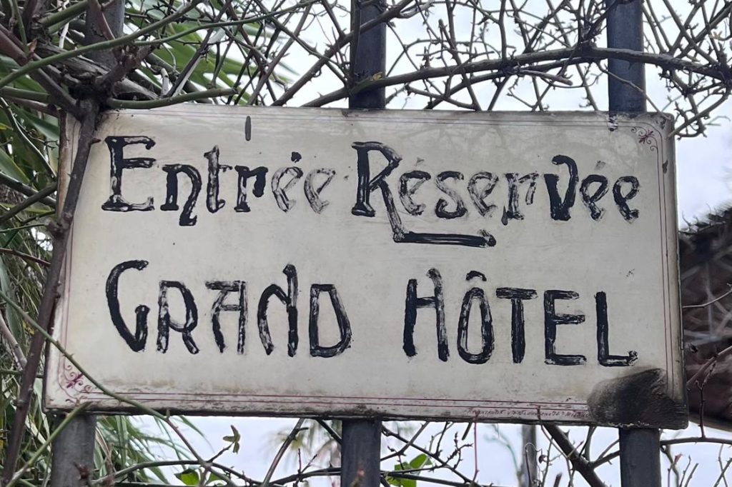 vecchia insegna d'entrata del Grand Hotel Villa Serbelloni