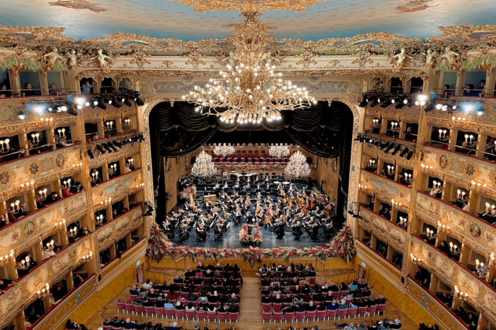 Il coro e l'orchestra del Teatro La Fenice di Venezia 