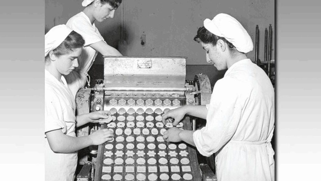 Donne al lavoro nell'antica azienda del biscottificio Maggiora 