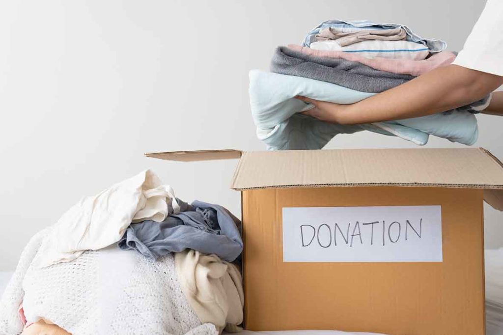 Fare "decluttering" significa anche donare o lasciare il superfluo e il "vecchio" 