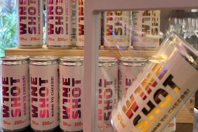 Vino in lattina: W1neShot racconta un  nuovo modo di bere