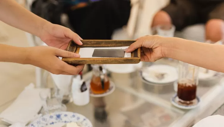 La mancia al ristorante, secondo alcuni, dovrebbe essere obbligatoria