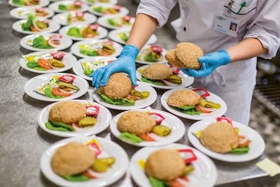 Spazio all’essenziale: chef stellati e solidarietà alla Caritas di Alba