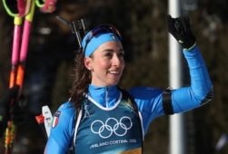 lisa vittozzi durante la premiazione della medaglia d'oro olimpica