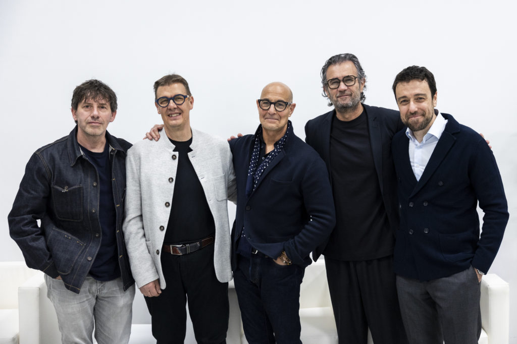 da sx, uno dei soci fondatori di Ambasciatori del Gusto - Cesare Battisti-, il Presidente dell'associazione Alessandro Gilmozzi, neo presidente emerito Stanley Tucci, lo chef Carlo Cracco e il Presidente della regione Friuli Venezia Giulia - Massimiliano Fedriga da sx, uno dei soci fondatori di Ambasciatori del Gusto - Cesare Battisti-, il Presidente dell'associazione Alessandro Gilmozzi, neo presidente emerito Stanley Tucci, lo chef Carlo Cracco e il Presidente della regione Friuli Venezia Giulia - Massimiliano Fedriga