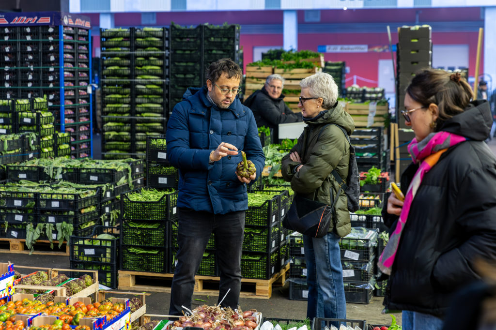 Chef-Alessandro-Negrini-e-Politecnico-di-Milano-in-visita-al-Mercato-Ortofrutticolo-di-Milano-SoGeMi.