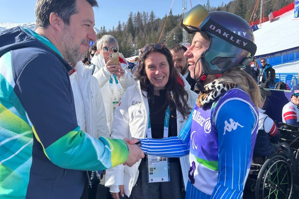 Chiara Mazzel riceve i complimenti del ministro dei trasporti Matteo Salvini 