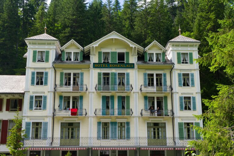 ‘Cuore d’Albergo’: Il Viaggio di un’Italia che Accoglie