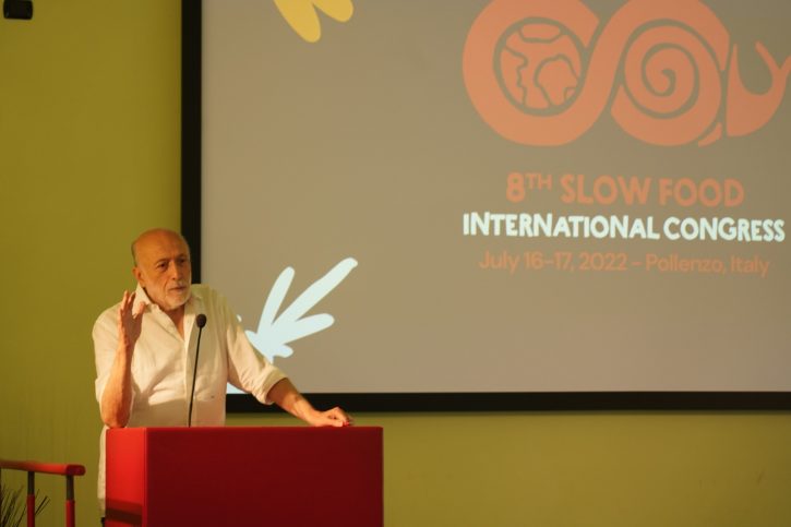 Carlin Petrini durante un convegno Slow Food