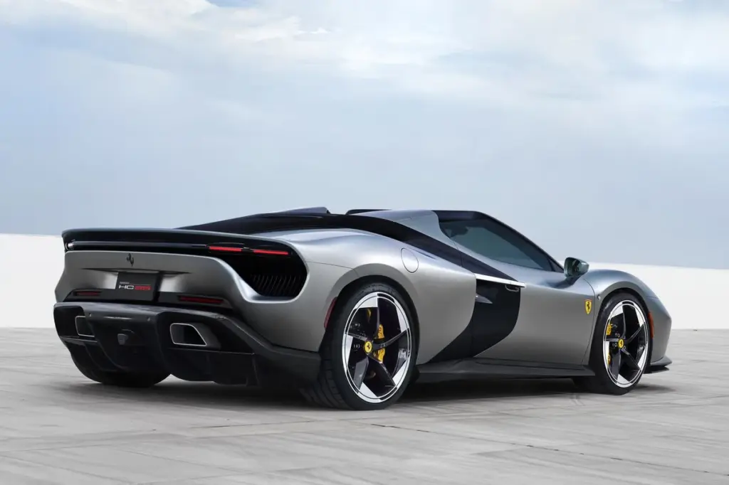 Ferrari Luce elettrica: la ‘supercar’ che svela il nostro paradosso culturale