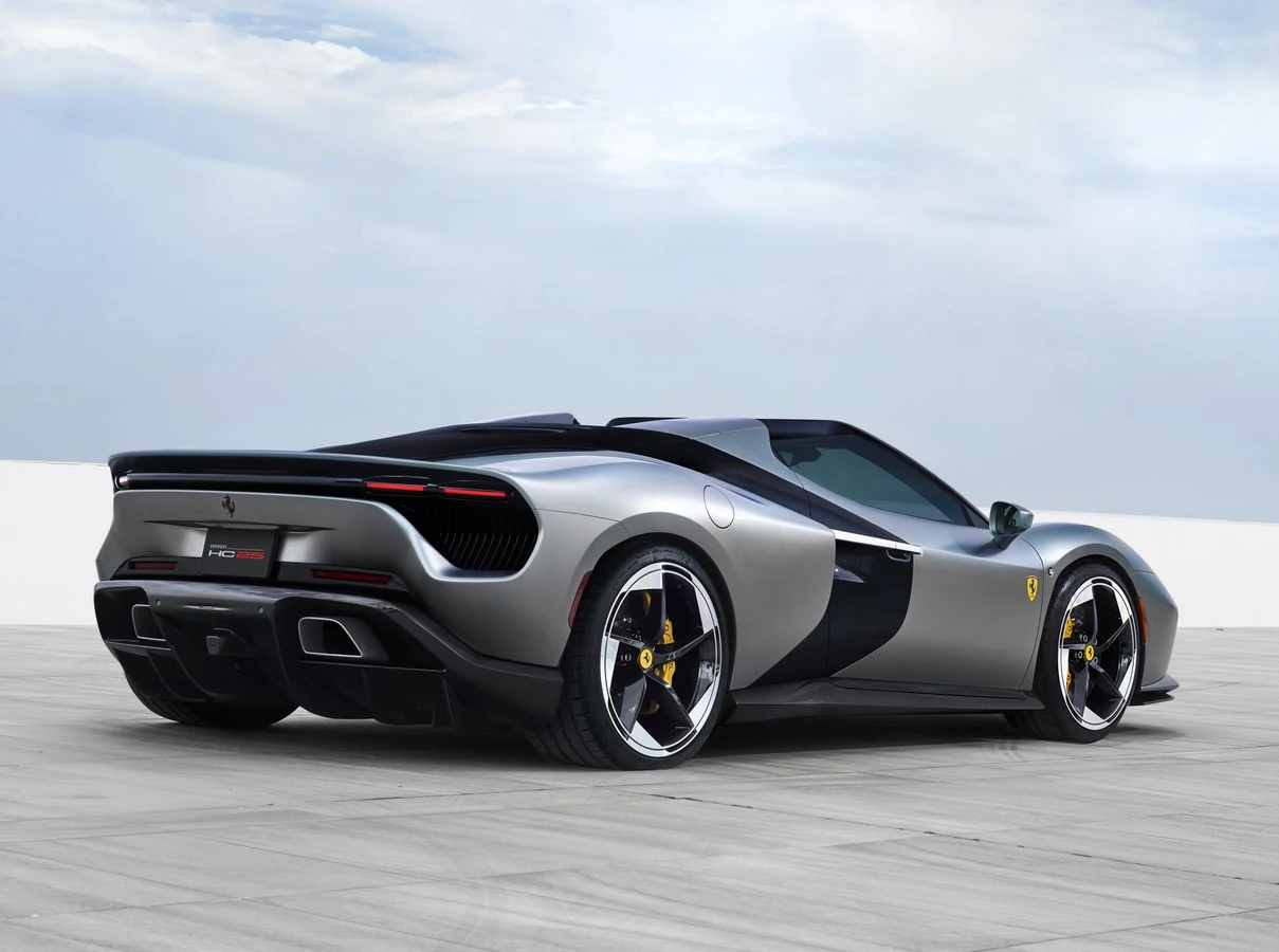Ferrari Luce elettrica: la ‘supercar’ che svela il nostro paradosso culturale