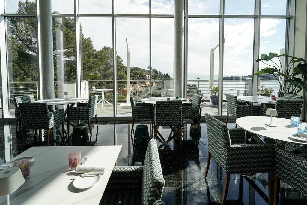 ‘The Frame’ : il ristorante sospeso sul mare