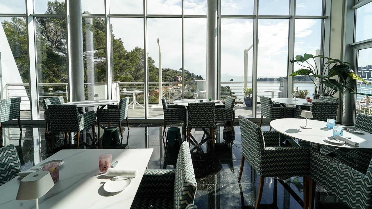 ‘The Frame’ : il ristorante sospeso sul mare