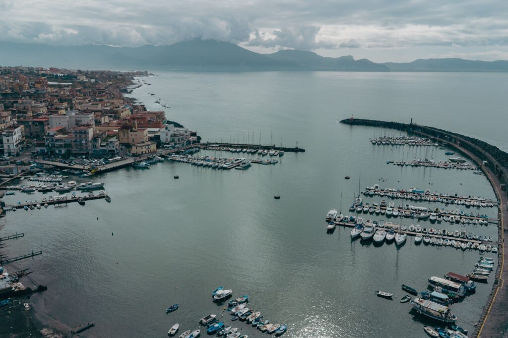 L’Italia che cresce sul mare: i porti e una nuova economia del lusso.