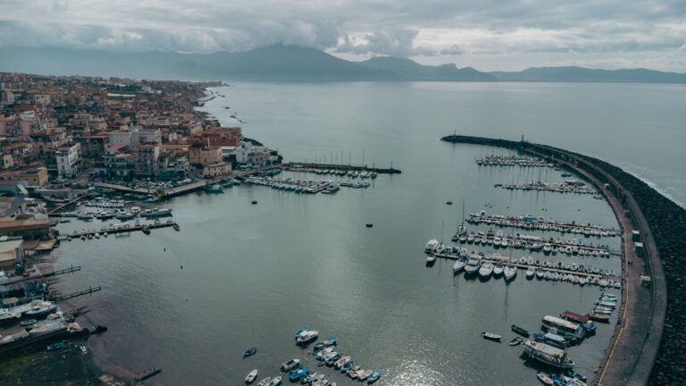 L’Italia che cresce sul mare: i porti e una nuova economia del lusso.