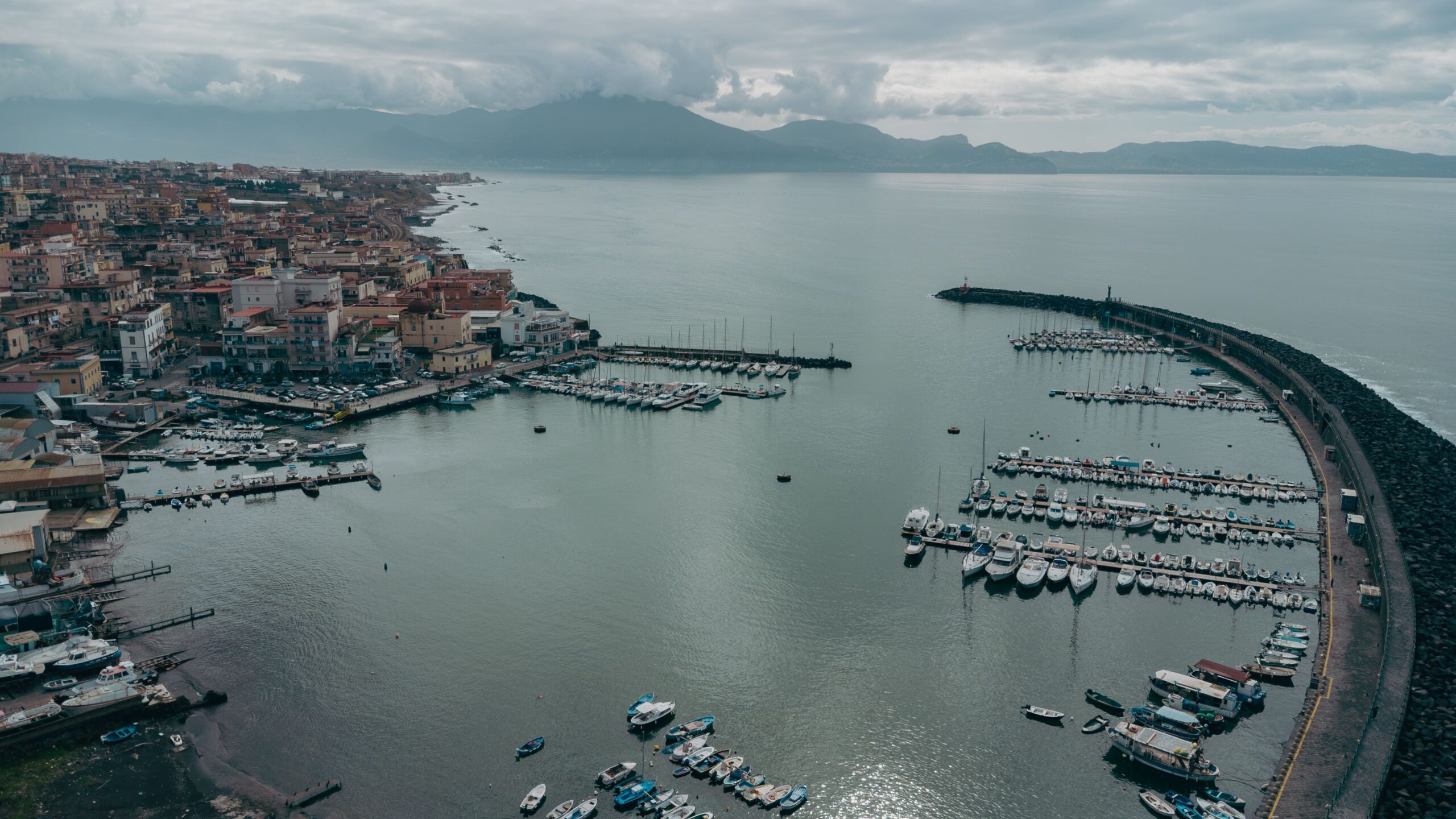 L’Italia che cresce sul mare: i porti e una nuova economia del lusso.