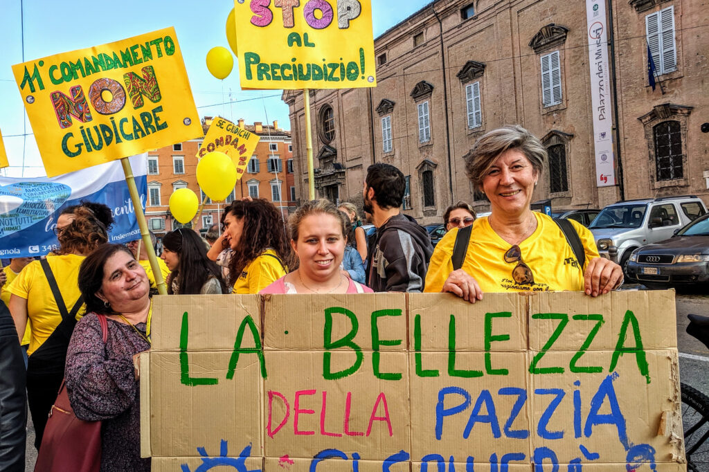 Salute mentale, sempre connessi ma davvero vicini?