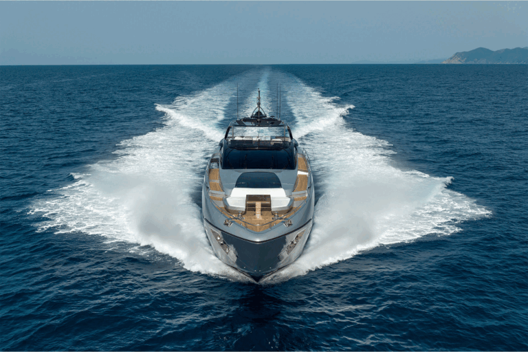 Il salone nautico celebra il mito: l’onda perfetta dei cantieri navali Riva conquista Genova